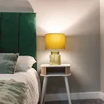 Apartment Center Escape Sleeps 8 Balcony With Views