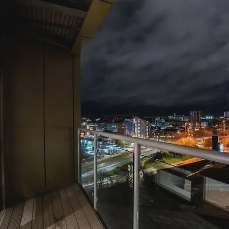 Apartment Center Escape Sleeps 8 Balcony With Views *