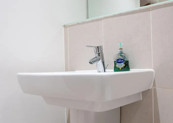 Apartment Center Escape Sleeps 8 Balcony With Views *