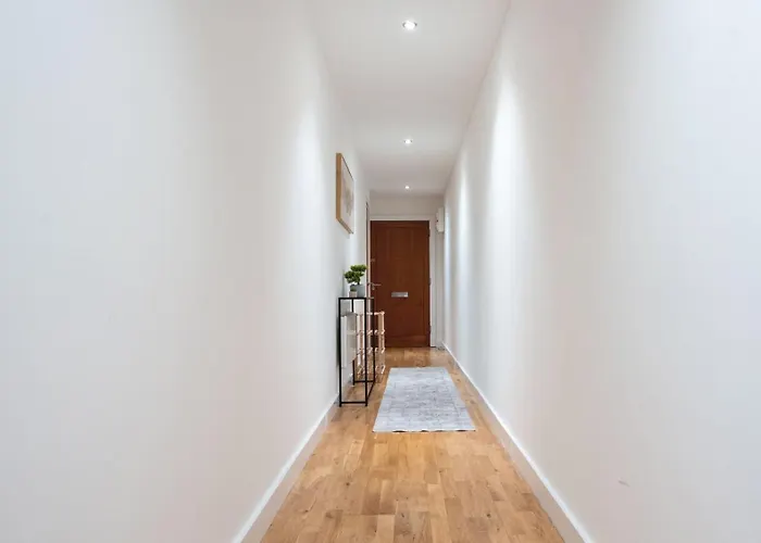 Apartment Center Escape Sleeps 8 Balcony With Views