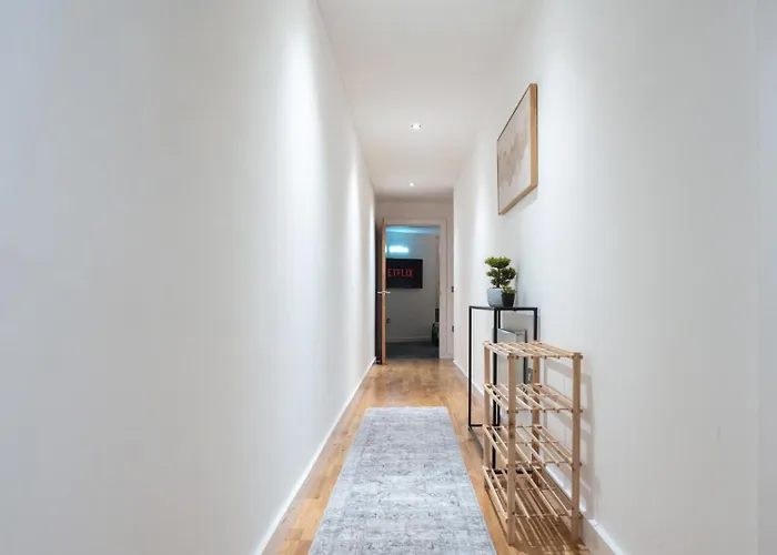 Apartment Center Escape Sleeps 8 Balcony With Views