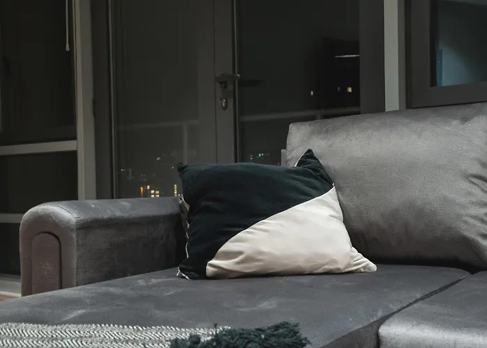 Apartment Center Escape Sleeps 8 Balcony With Views