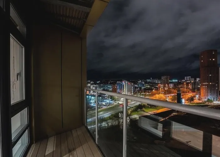 Apartment Center Escape Sleeps 8 Balcony With Views *